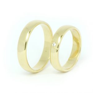 Classic Yellow Gold Wedding Ring with Diamond